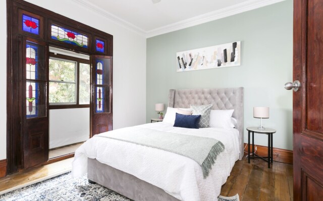 Spacious 3 Bedroom Minutes To CBD