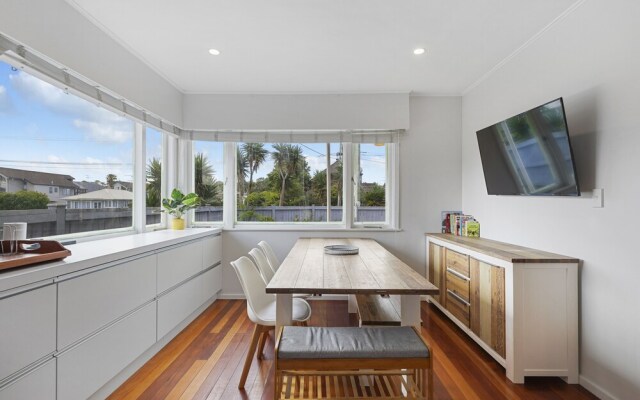 Amazing Home By Beach - Aircon-ed
