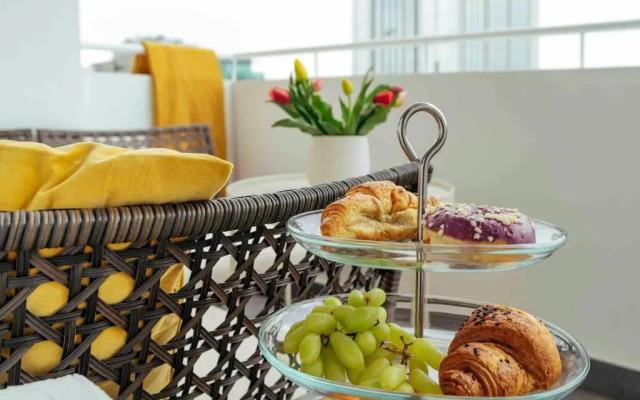 Sunny 2BR Flat-Top Location-Amazing Views