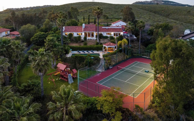 Two Estates w/ Pools, Hot Tubs, Game Rooms, Valley Views & Tennis Court Near Beaches & Wineries