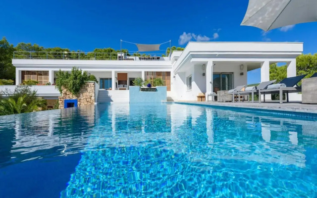 Magnificent Holiday Home With View