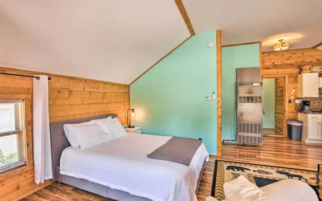 Quaint Studio w/ Shared Beach: Walk to Suttons Bay
