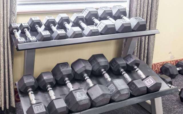 Econo Lodge Inn & Suites East