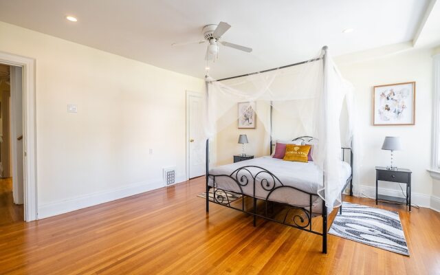 Cozy 5 Bedroom House in Downtown Toronto
