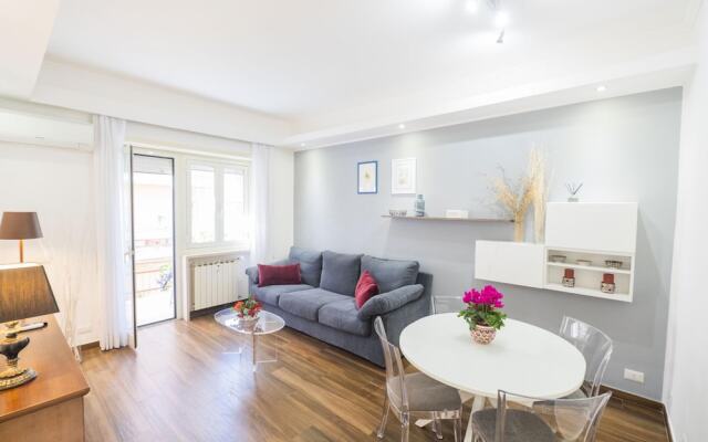 Lovely Design Apartment With Balcony