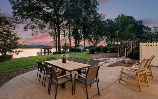 Lakefront Living