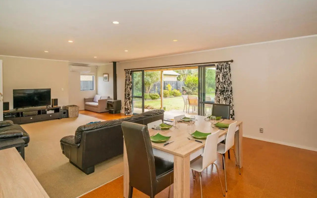 The Bungalow at Matarangi - Matarangi Holiday Home