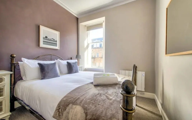 Heart of the City Aparment: Next to Waverley Station