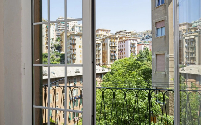 Sunny apartment over the harbor