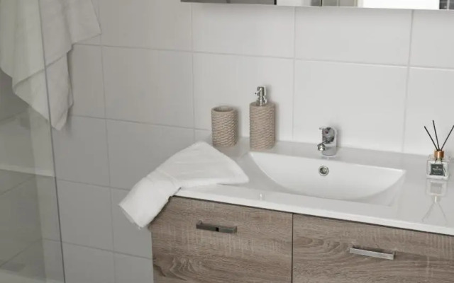 Fresh Apartment with Terrace + Free Parking