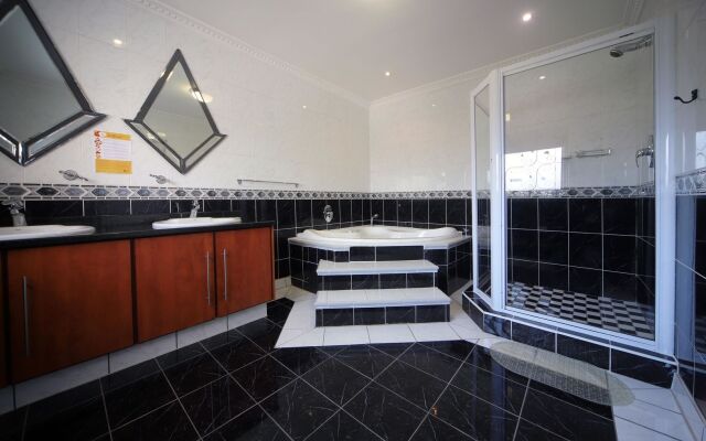 Savoy Lodge Cape Town