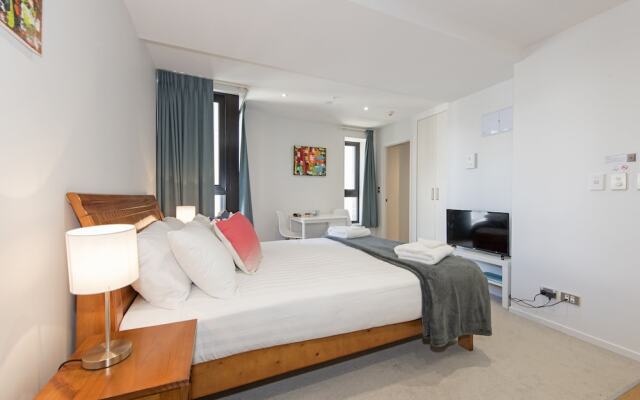 Colourful Bright Studio, Queens Resid, Pool & Gym