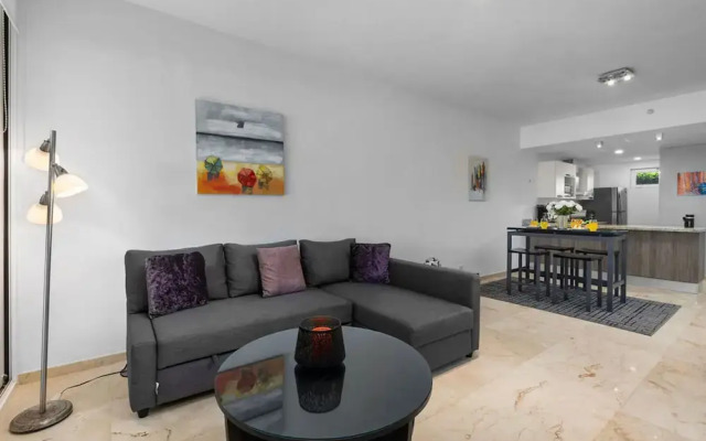 Charming 1br1ba Condo in Great Location With Pool