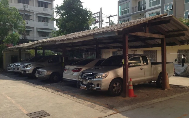 Yaowamal Apartment
