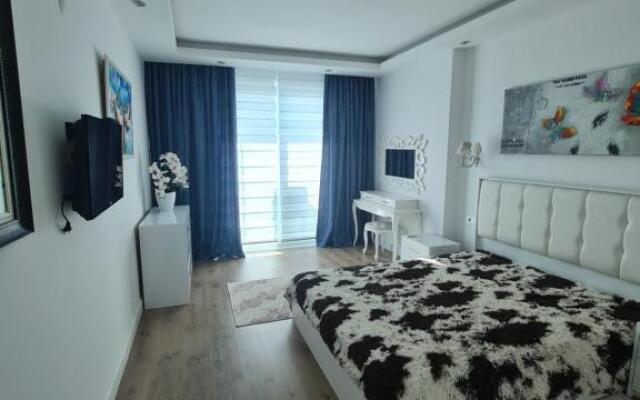 Sea view apartment, 5 mins to the beach