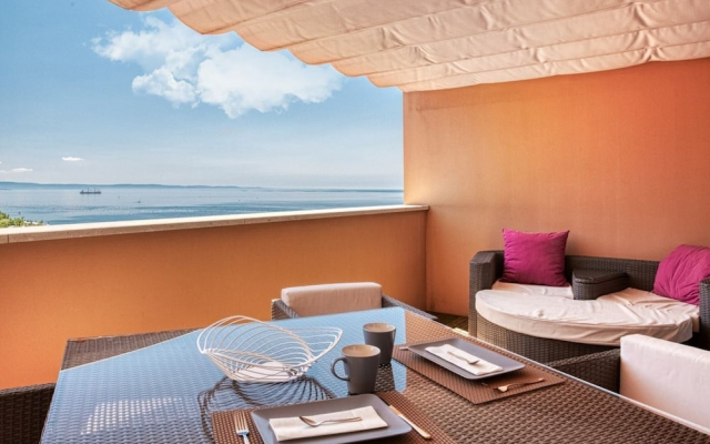 The Lady in Red Studio Flat with Sea View Terrace