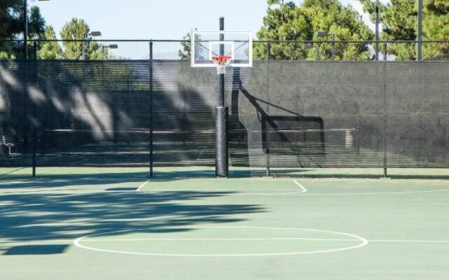 Oakwood Toluca Hills