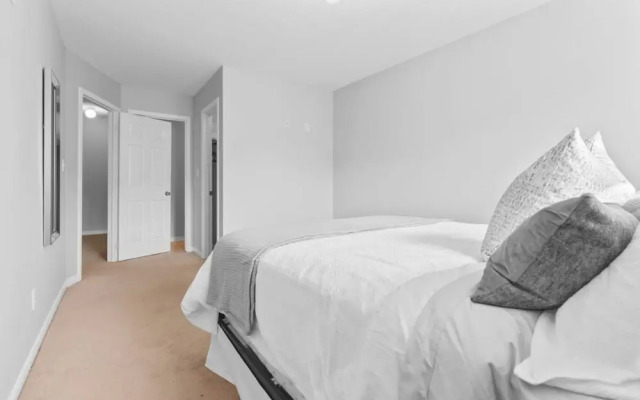 Contemporary 3BR Townhouse in Ajax Cozy Central