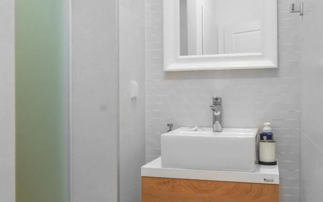 - The Blue Apartment - 1BD with Artistic Interior Design