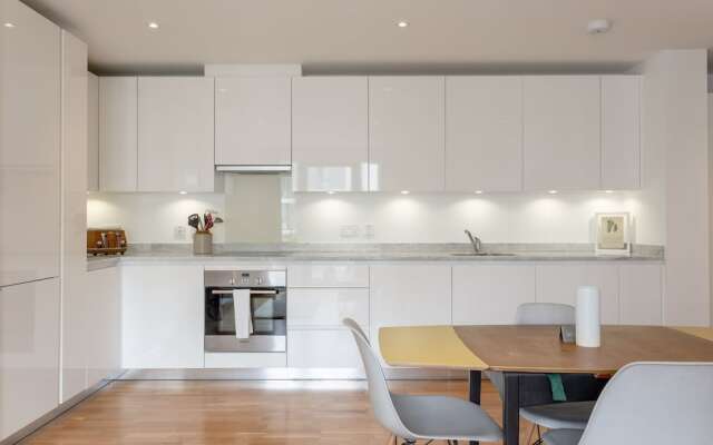 Stylish 2 Bedroom Flat With Balcony