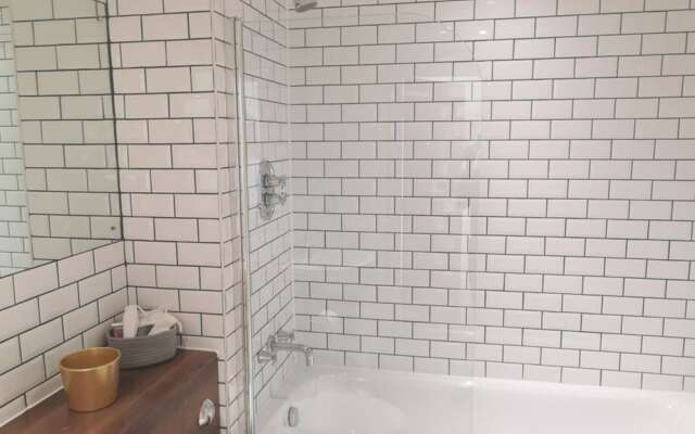 Stylish 1 Bedroom Apartment Near Clifton Triangle