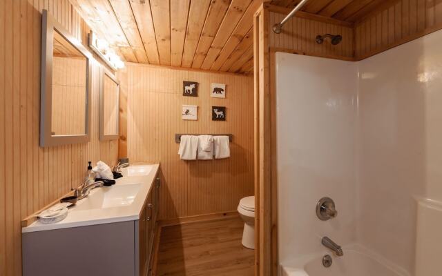 Pappy's Peak 2 Bedroom Cabin by RedAwning