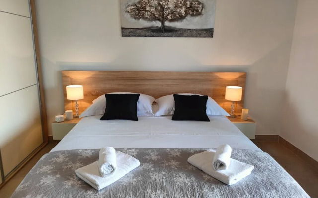 A1 Beachfront apt With big Terrace and sea View