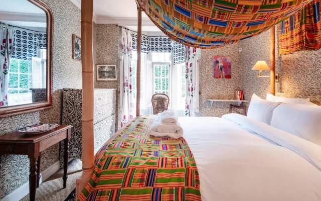 The Kensington Gatehouse - by Out of Office Lifestyle