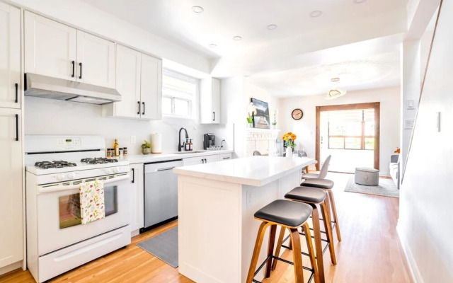 3BR Townhouse - St Clair West Village w Parking