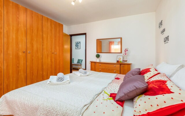 Nice Home in Valbandon with Hot Tub, WiFi & 2 Bedrooms