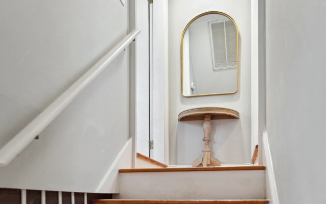 Beautiful Renovated Apartment Near King Street