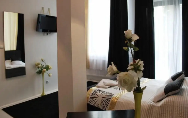 Hotel Black & White