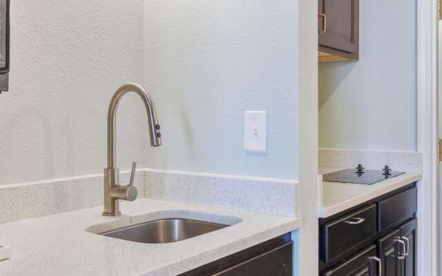 Cherry Tree Inn & Suites