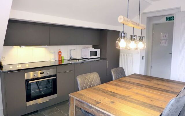 Henrys Apartment 300