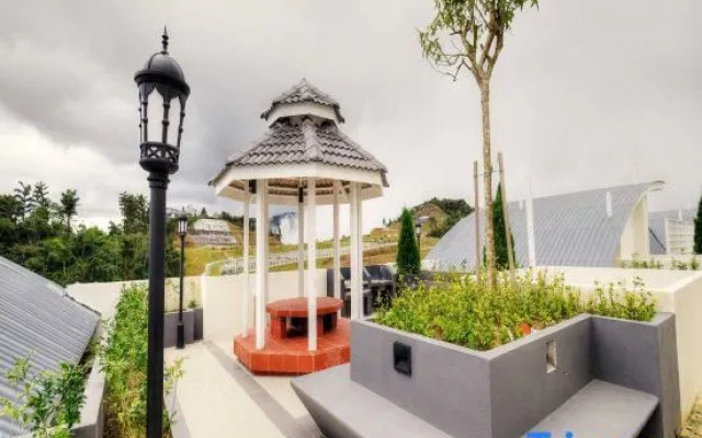 Play Residence at Golden Hills