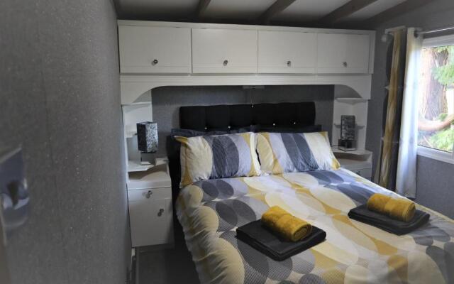 HEDDFAN, Luxury 3 bedroom timber lodge, Caer Beris Holiday Park, Builth Wells