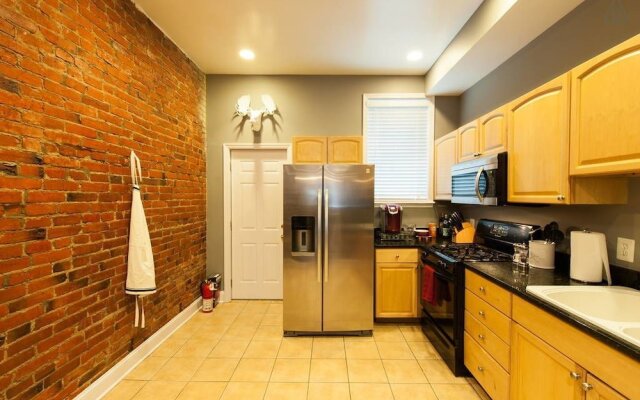 Modernized DC Rowhome in city-center