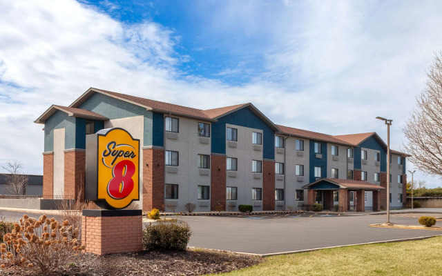 Super 8 by Wyndham Romeoville Bolingbrook