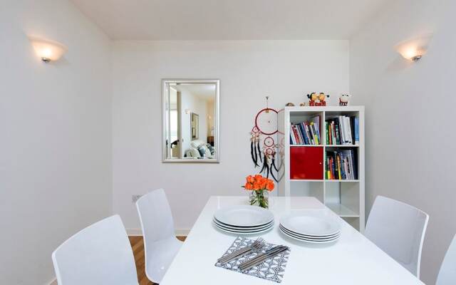 Bright Luxurious 2BR near Canary Wharf