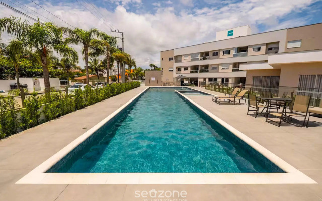 Apto de alto padrão em cond. 700m da praia CCI210