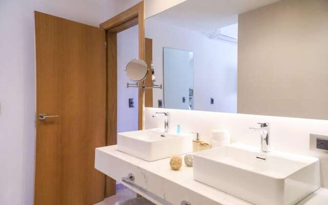 Spacious Modern Apartment With Private Picuzzi