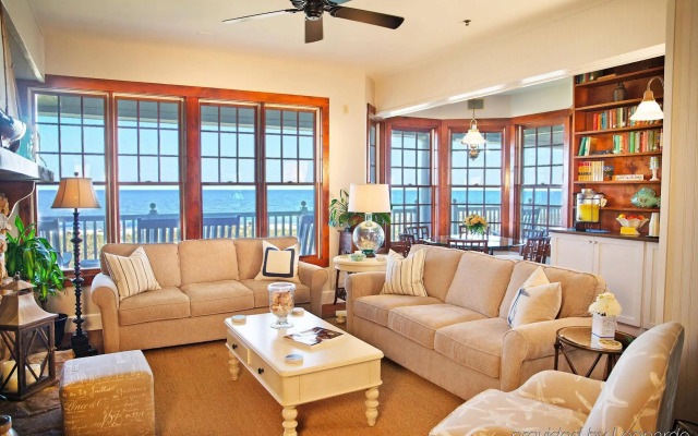 Elizabeth Pointe Lodge