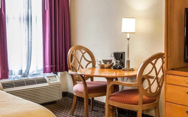 Quality Inn & Suites Shelbyville I-74