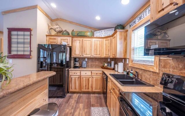 Fish Tales Stunning Cabin Includes Wifi, Hot Tub, and BBQ by Redawning