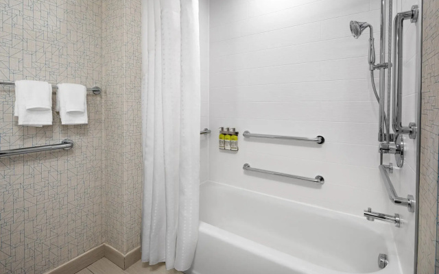 Holiday Inn Express & Suites Woodside LaGuardia Airport by IHG