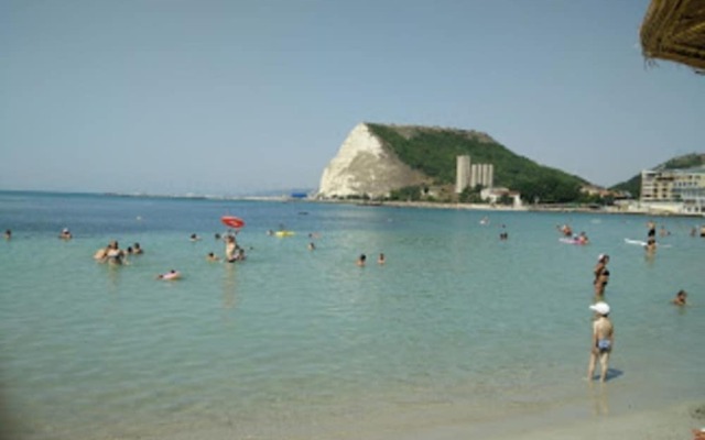 Stunning Beach Apart-sleeps 5! Pool & Sea Views!