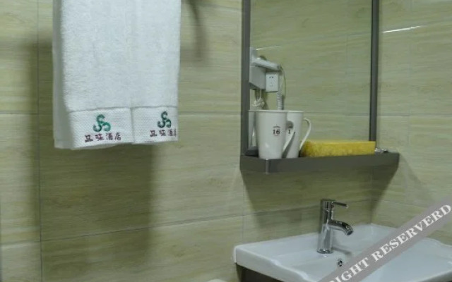 Fenghuang Huajing Pinwei Hotel