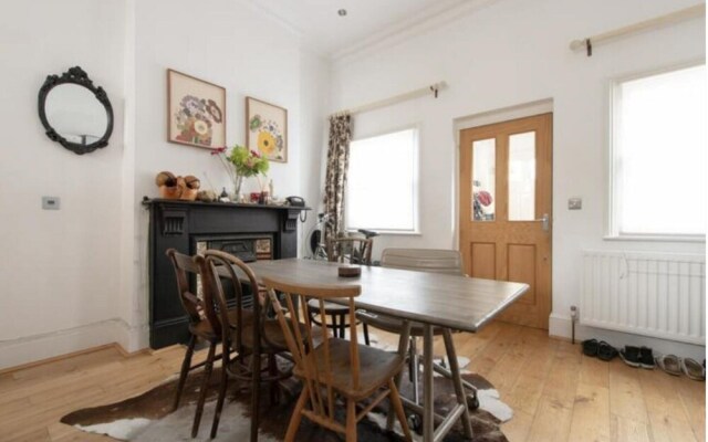 NEW Charming 1BD House With Patio in London