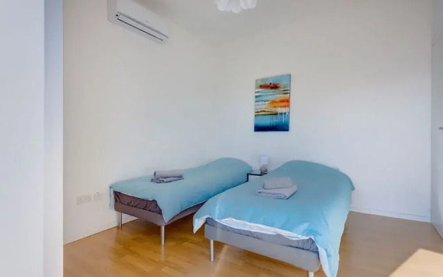 Modern Seaview Apartment, Top Location
