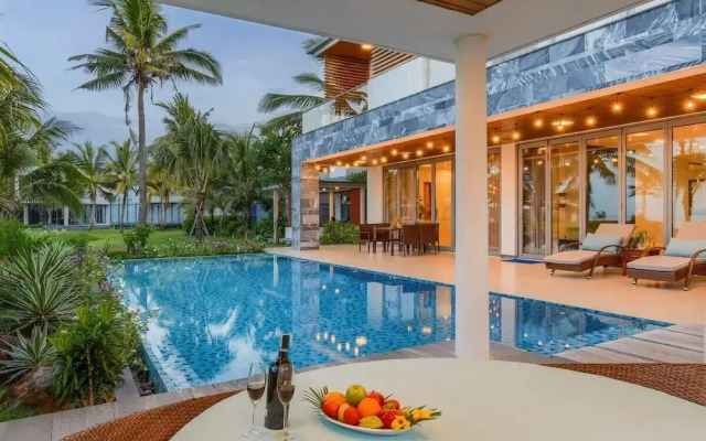 Luxe 6BR Beachfront Villa: Group Getaway Haven